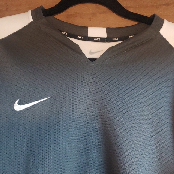 Nike Black and White Long Sleeve Shirt - Picture 3 of 9